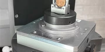 Clamping workpieces with just one hand