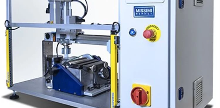 Machine spécialement étudiée pour la dépose d’une couche uniforme de toutes sortes de colles liquides sur les plaques de travail 