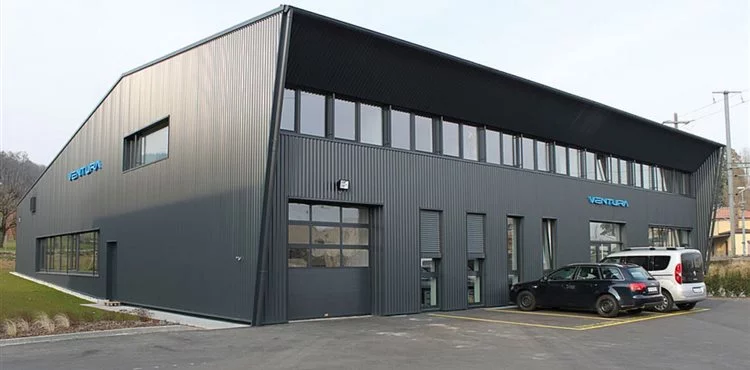Deux entreprises industrielles du canton de Neuchâtel ont ouvert leurs portes aux enseignants
