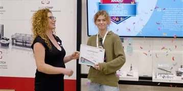 Lena Risse, outilleuse de précision chez Risse Werkzeugtechnik, est la première lauréate du premier prix d'ANCA pour les femmes dans la technique.